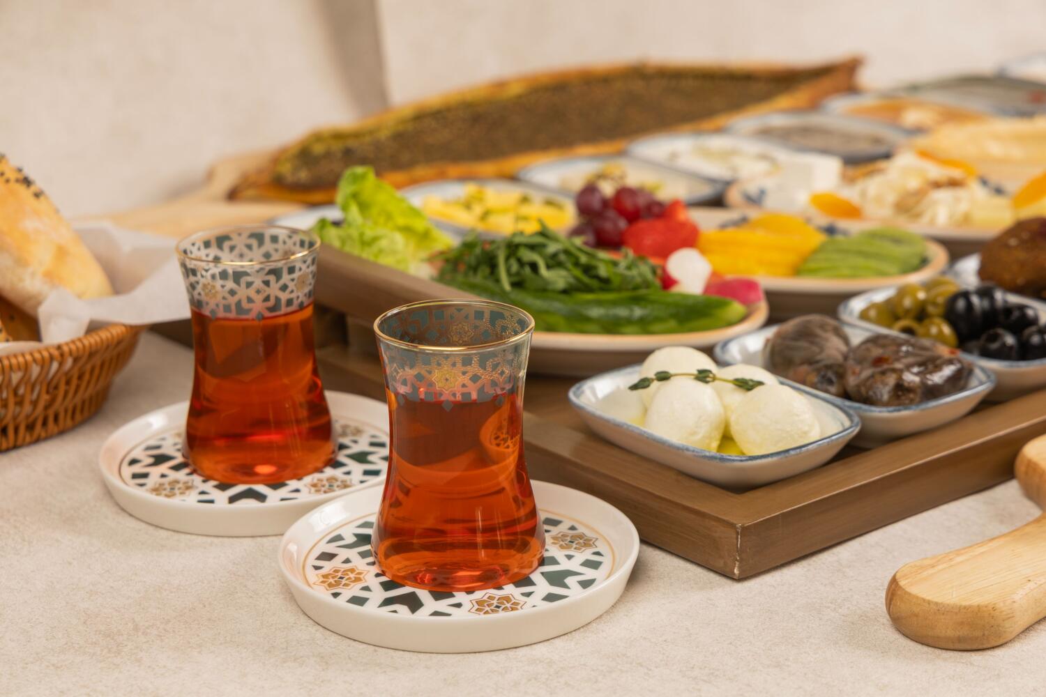 صينية إفطار خبز و زاد  (لشخصين)